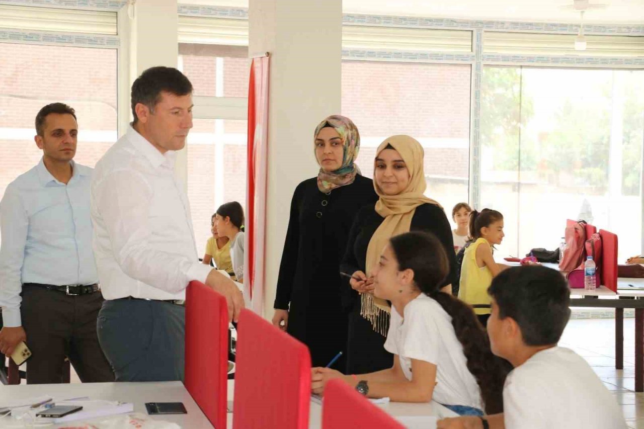 Cizre’de öğrenci ve KPSS adayları okuma salonlarında ders çalışıyor