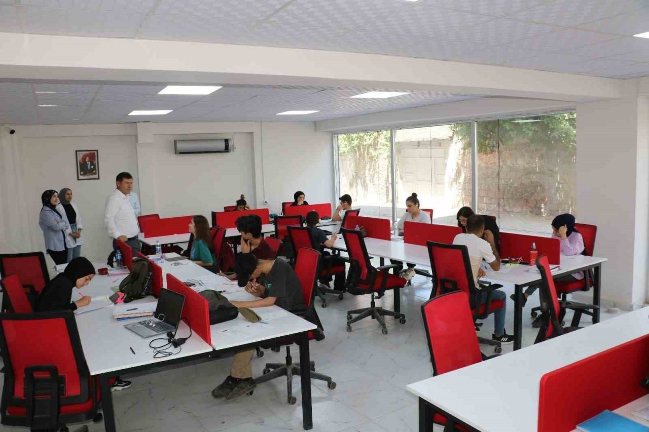 Cizre’de öğrenci ve KPSS adayları okuma salonlarında ders çalışıyor