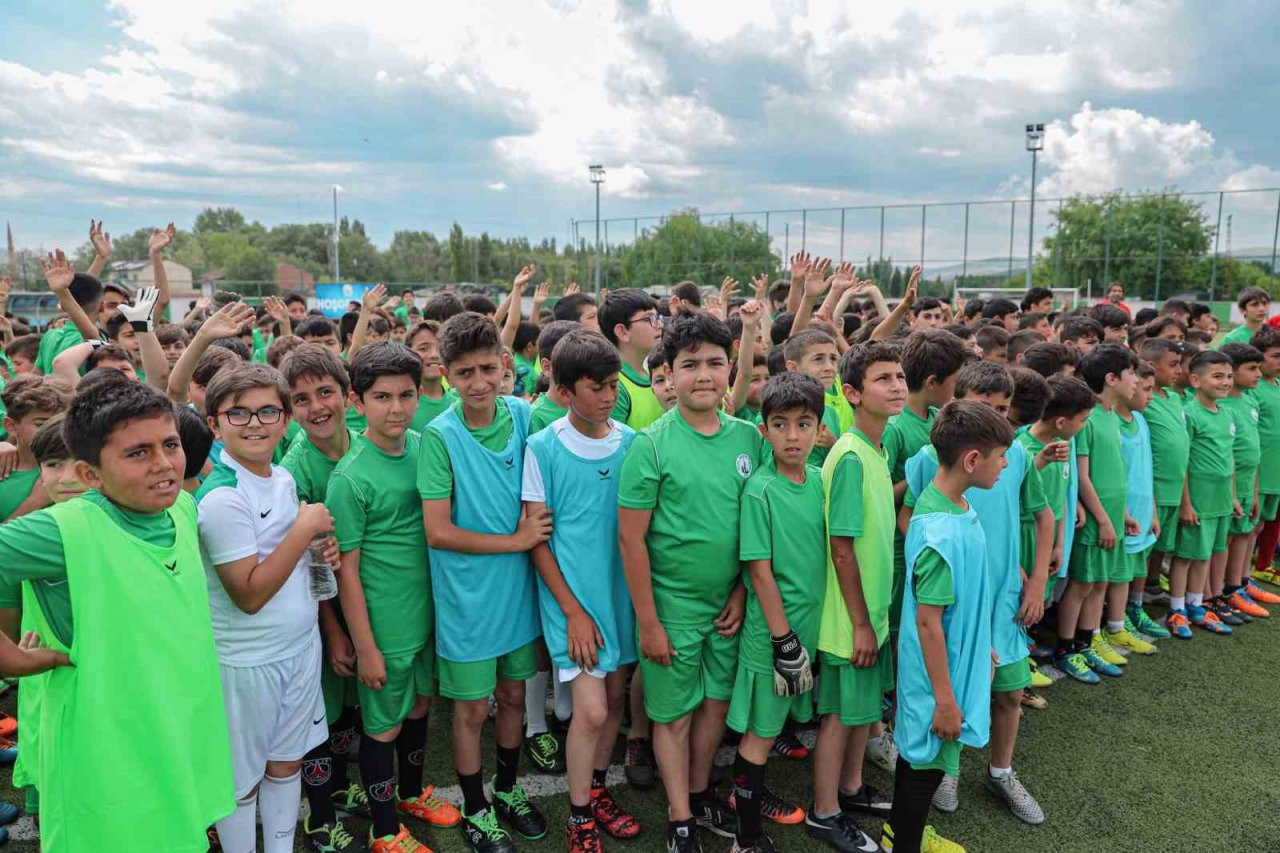 Sivas’ta Geleneksel Yaz Futbol Okulu açıldı