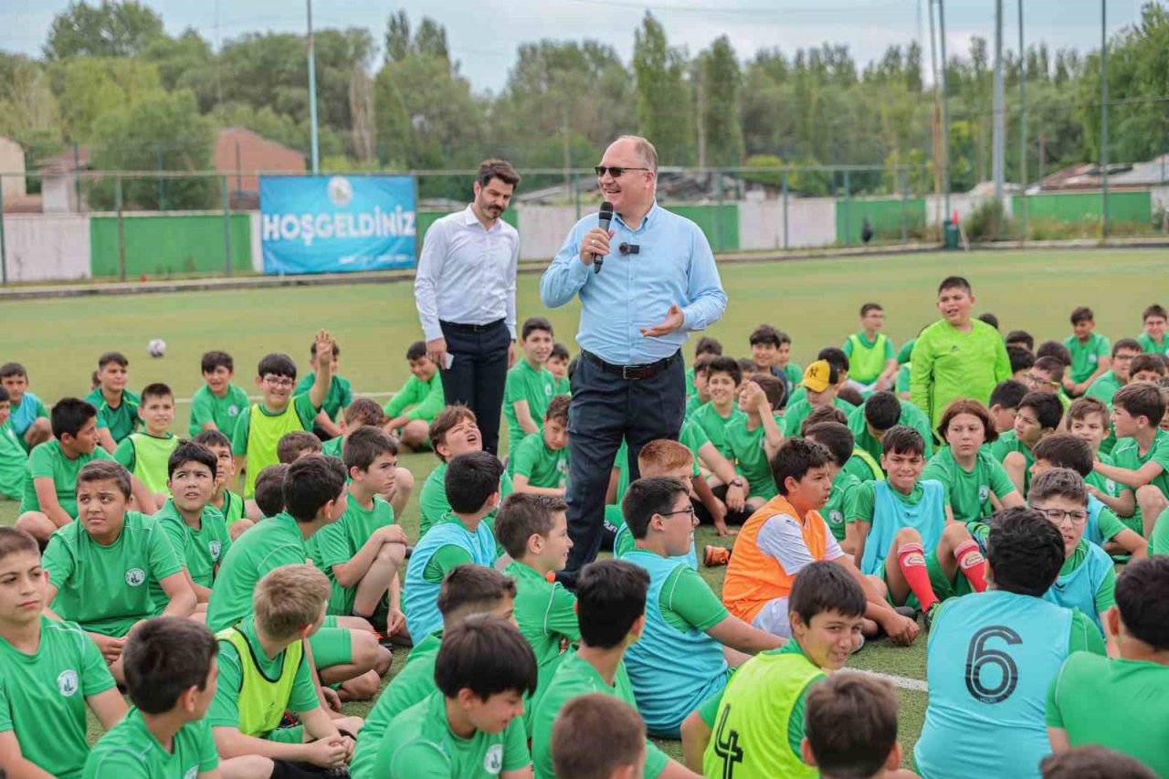 Sivas’ta Geleneksel Yaz Futbol Okulu açıldı