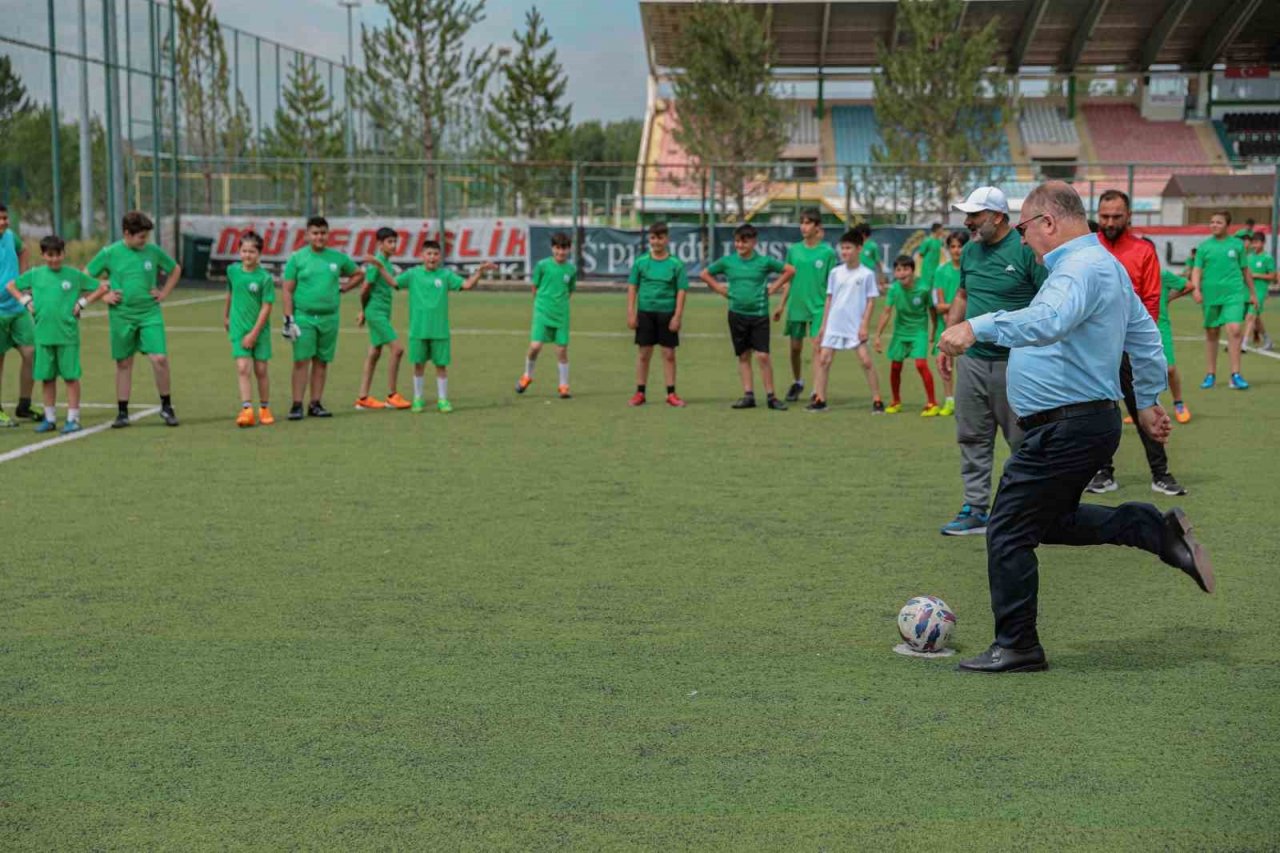 Sivas’ta Geleneksel Yaz Futbol Okulu açıldı