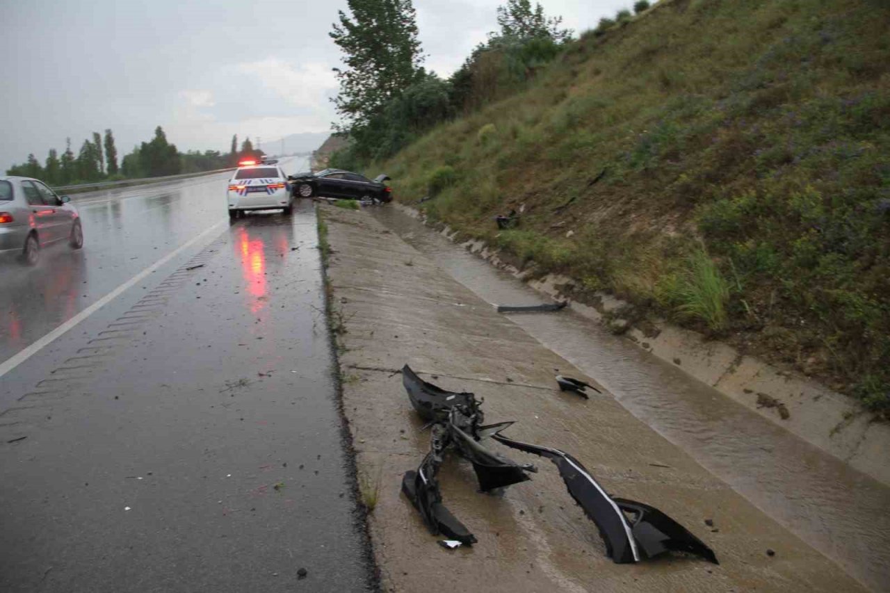 Yağış kazaya neden oldu, 3 kişi yaralandı