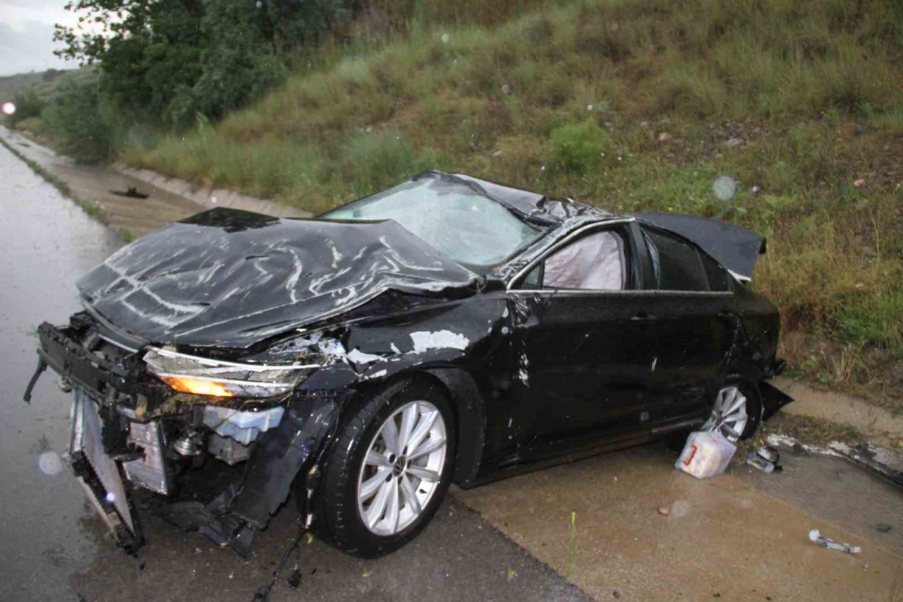 Yağış kazaya neden oldu, 3 kişi yaralandı