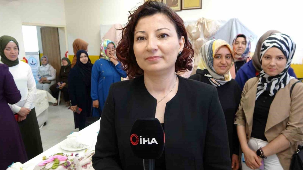 Kütahya’da iğne oyası kursiyerlerinin yıl sonu sergisi göz kamaştırdı