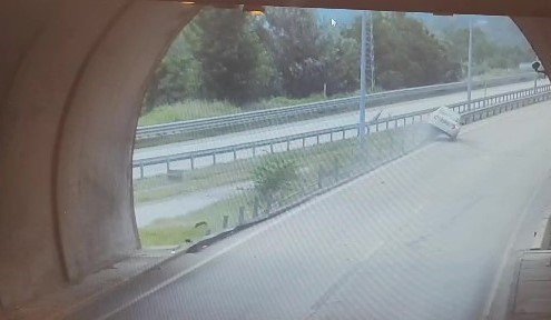 İlginç kaza kamerada: Bariyerlere çıkıp iki teker üstünde metrelerce ilerledi