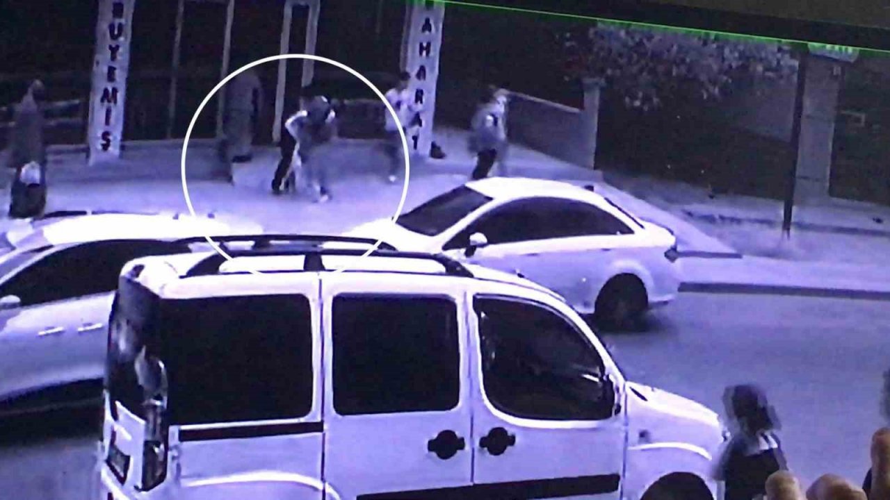 İki grubun kavgası kamerada: Yerlerde süründüler