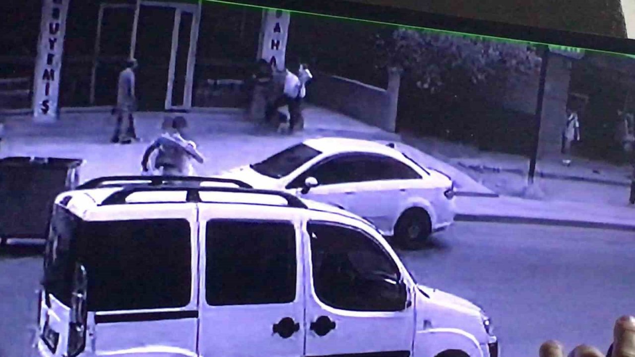 İki grubun kavgası kamerada: Yerlerde süründüler