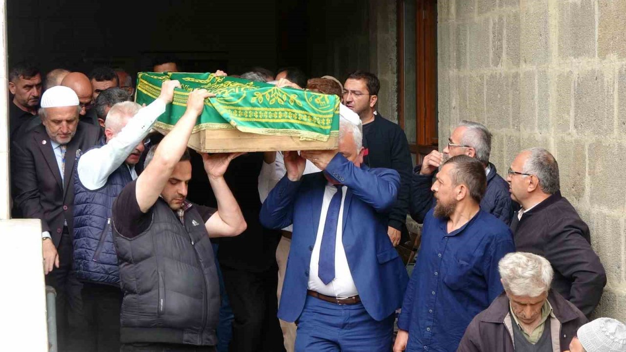 Başına isabet eden yorgun mermi nedeniyle hayatını kaybeden 9 yaşındaki Kerem Can son yolculuğuna uğurlandı