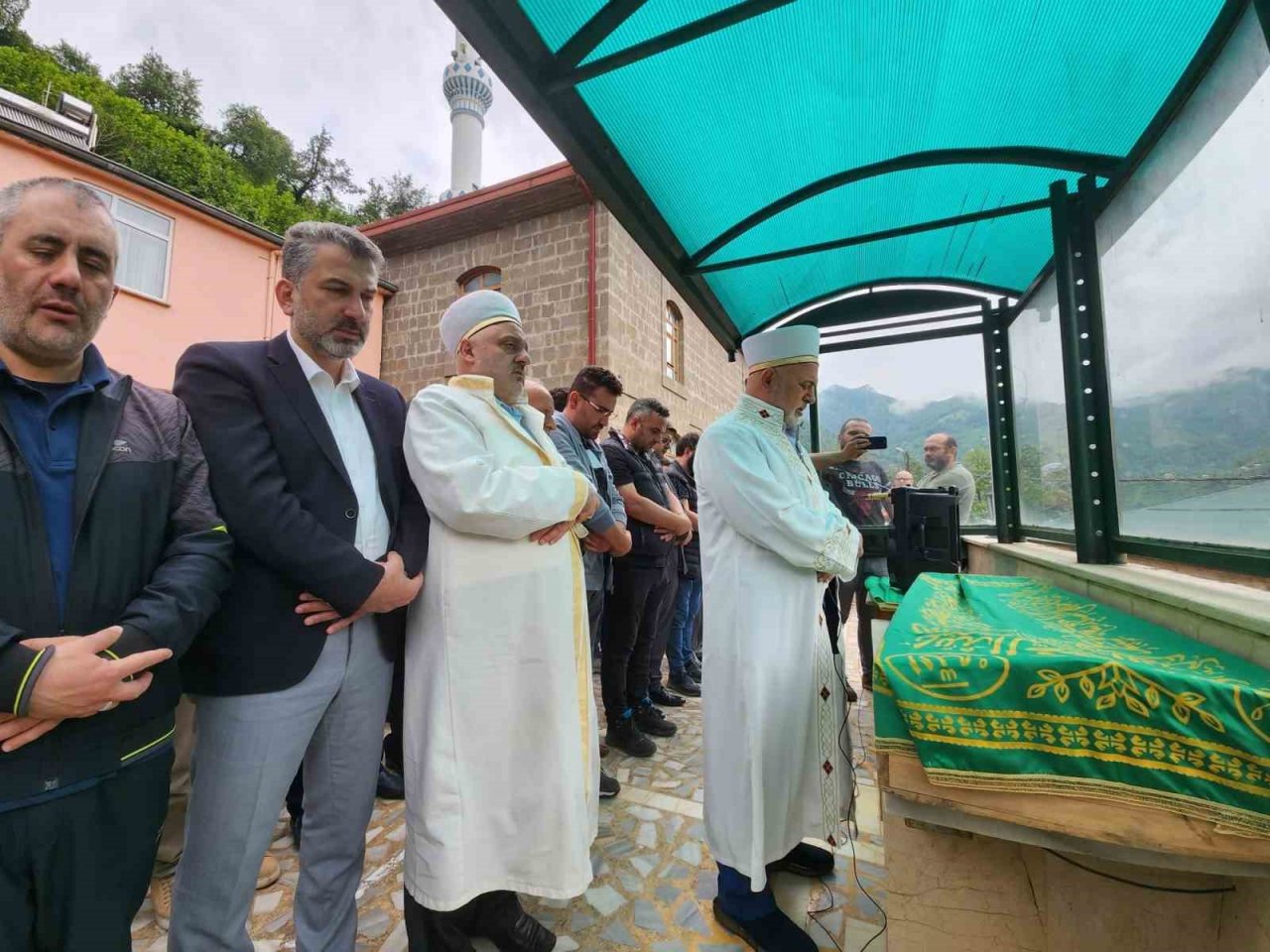 Başına isabet eden yorgun mermi nedeniyle hayatını kaybeden 9 yaşındaki Kerem Can son yolculuğuna uğurlandı