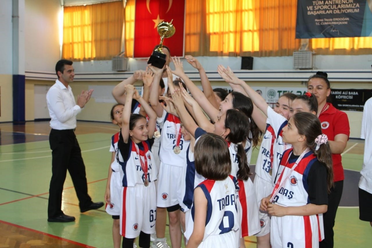 TREDAŞ Spor kız takımı namağlup şampiyon