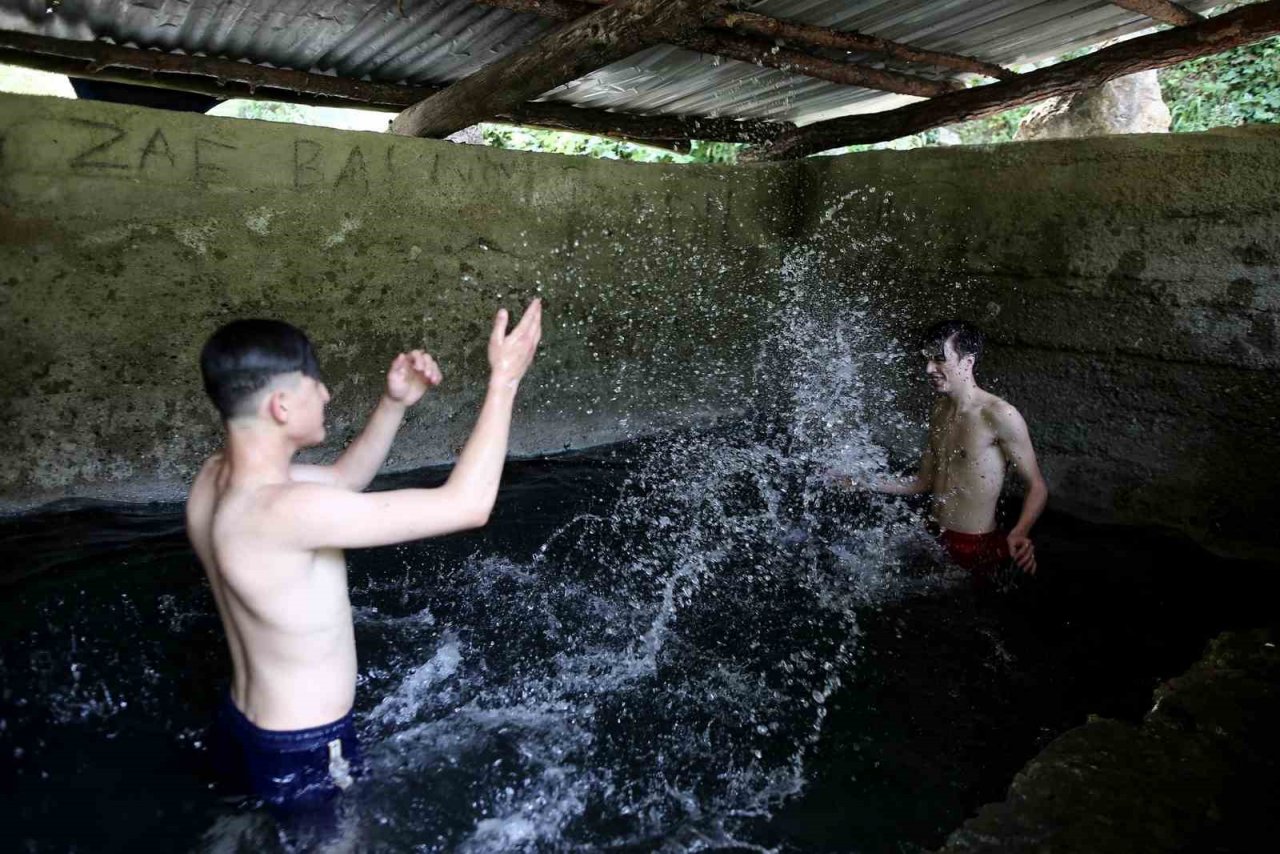 Bir yanda Uludağ’ın buz gibi suyu, diğer yanda 40 derece kaplıca hamamı