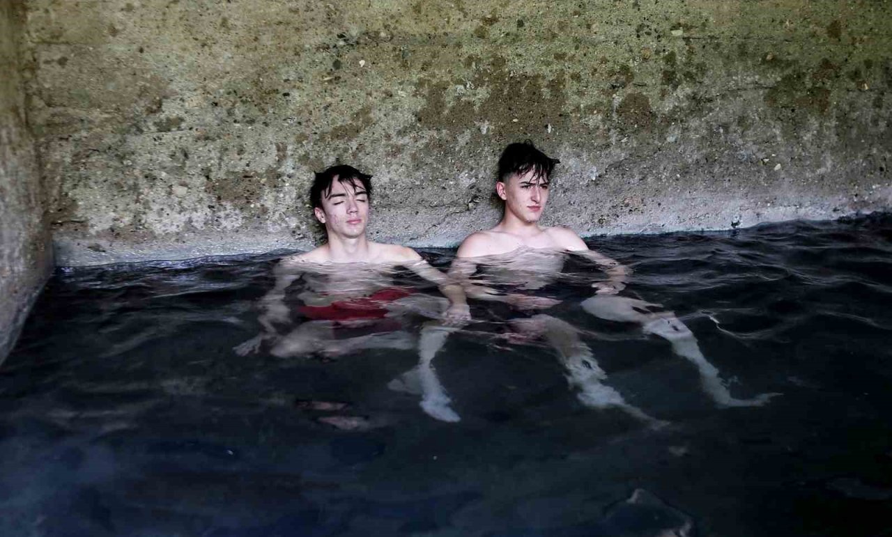 Bir yanda Uludağ’ın buz gibi suyu, diğer yanda 40 derece kaplıca hamamı