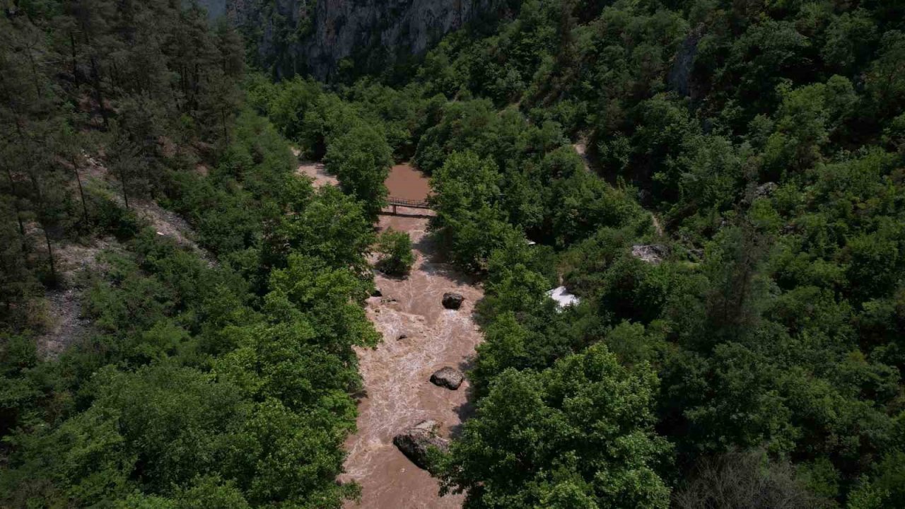 Bir yanda Uludağ’ın buz gibi suyu, diğer yanda 40 derece kaplıca hamamı