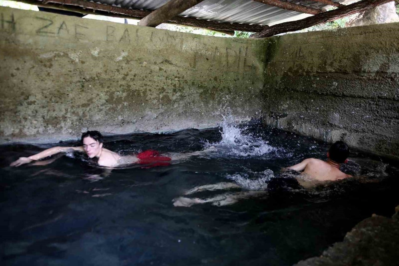Bir yanda Uludağ’ın buz gibi suyu, diğer yanda 40 derece kaplıca hamamı