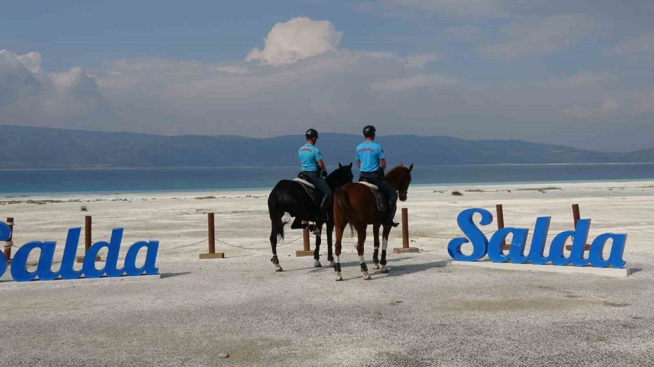 Salda Gölü’nün güvenliği karada 8X8 amfibik UTV’ler, gölde elektrikli amfibi botlar ile sağlanıyor