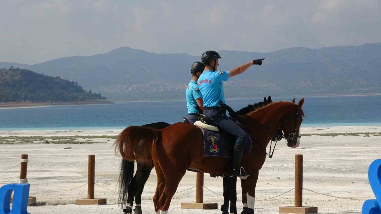 Salda Gölü’nün güvenliği karada 8X8 amfibik UTV’ler, gölde elektrikli amfibi botlar ile sağlanıyor