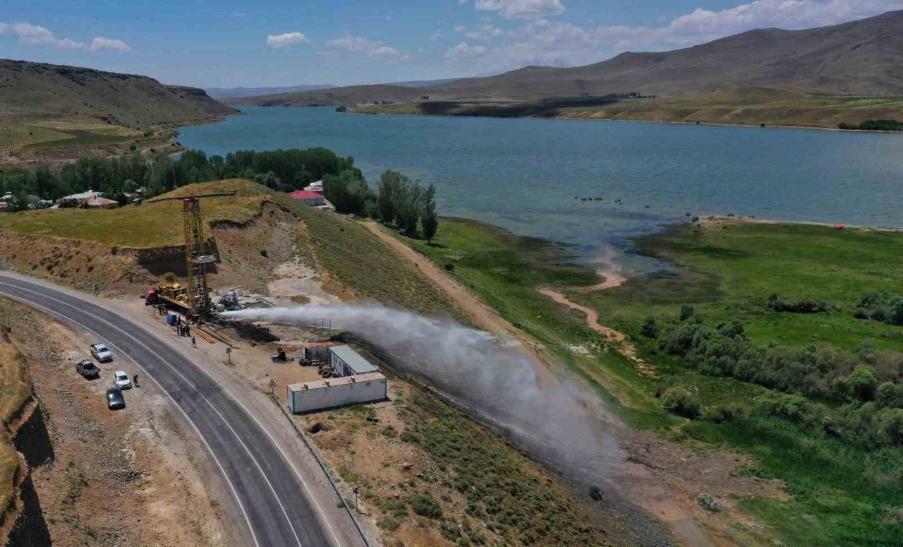 Erciş’te 750 metrede jeotermal su bulundu