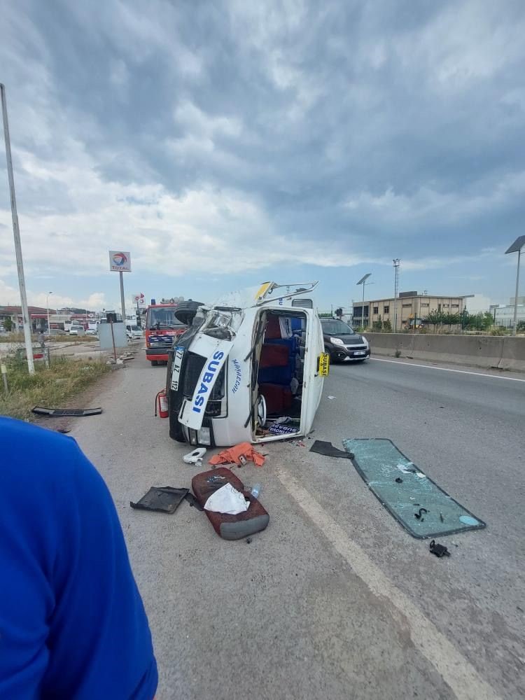 Yalova’da otomobille çarpışan minibüs devrildi: 9 yaralı