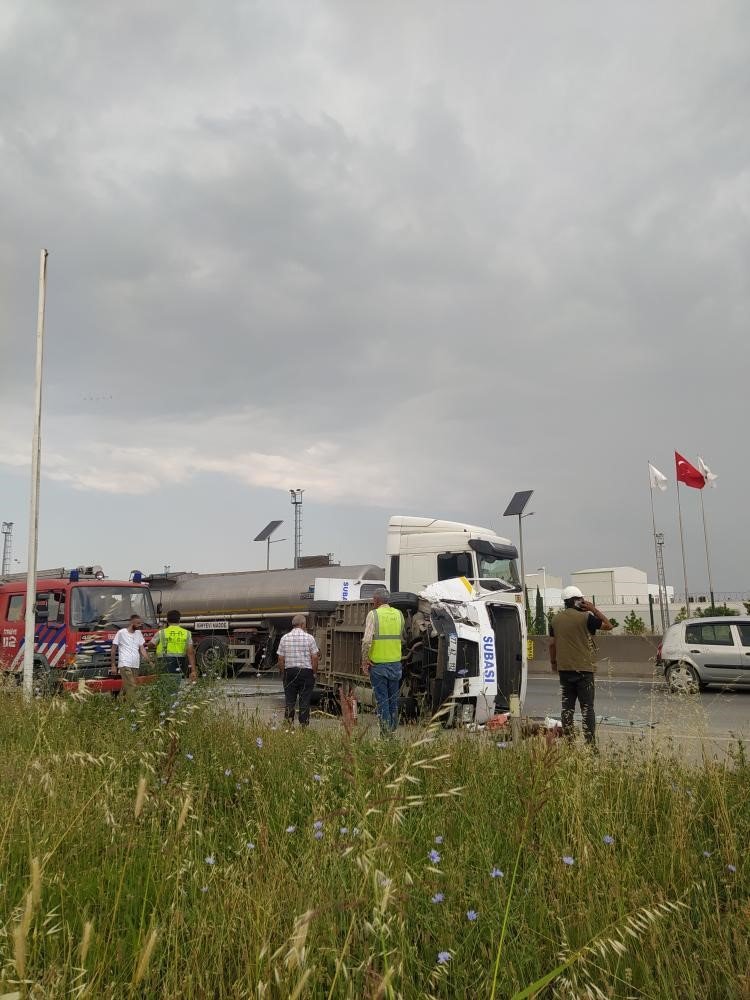 Yalova’da otomobille çarpışan minibüs devrildi: 9 yaralı