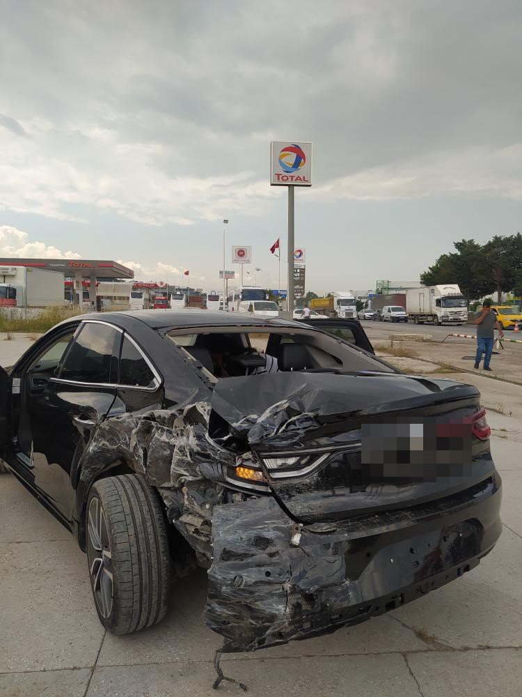 Yalova’da otomobille çarpışan minibüs devrildi: 9 yaralı