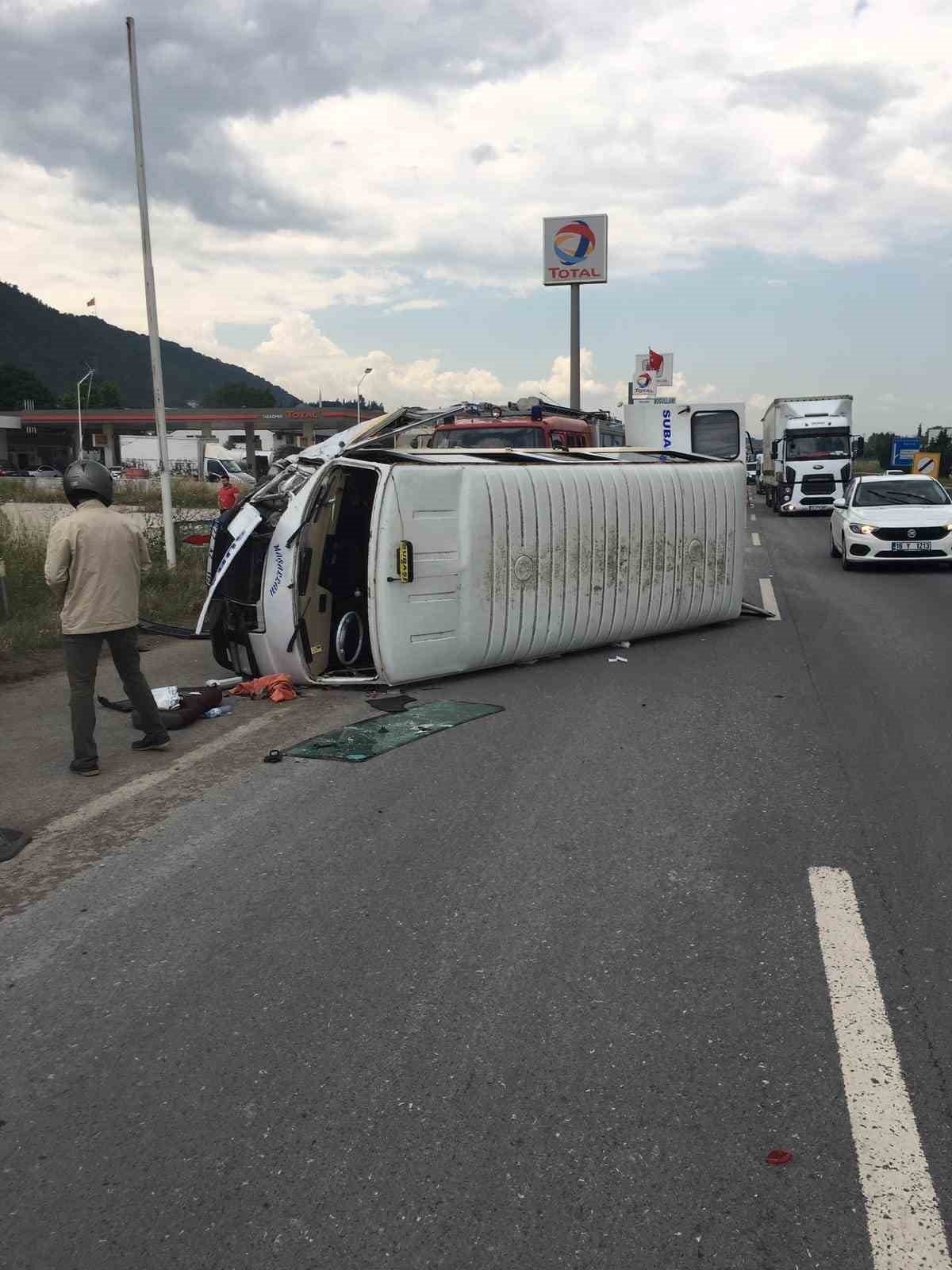 Yalova’da otomobille çarpışan minibüs devrildi: 9 yaralı