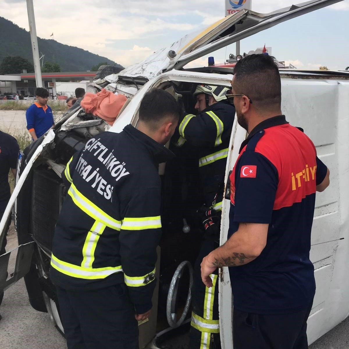 Yalova’da otomobille çarpışan minibüs devrildi: 9 yaralı