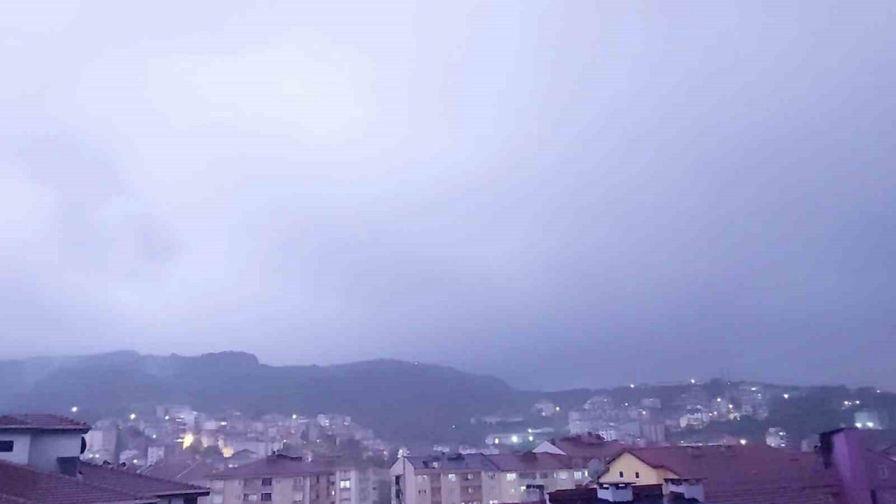 Kdz. Ereğli’de şimşekler geceyi aydınlattı