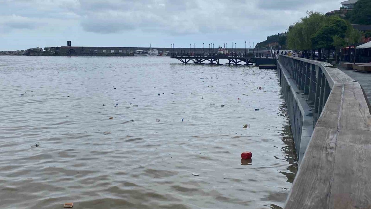 Sahil plastik atık çöplüğüne döndü