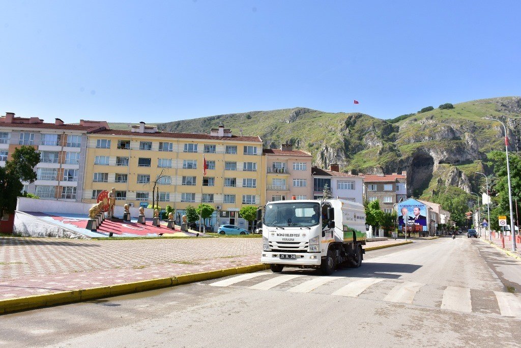 İnönü’de çevre temizlik çalışmaları tüm hızıyla devam ediyor