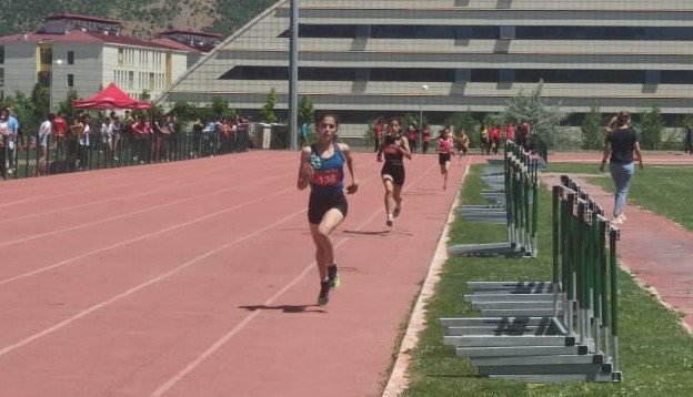 Bingöl’e 10 ilden gelen 200 sporcu atletizm pistinde ter döktü