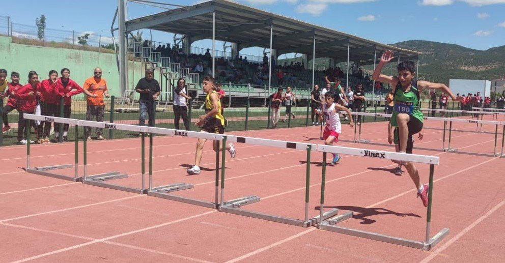 Bingöl’e 10 ilden gelen 200 sporcu atletizm pistinde ter döktü