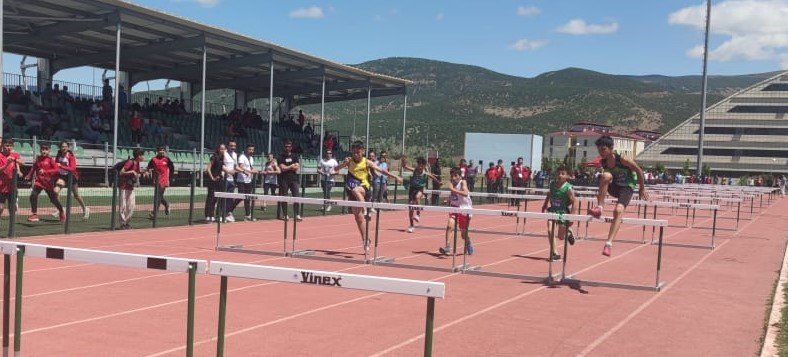 Bingöl’e 10 ilden gelen 200 sporcu atletizm pistinde ter döktü