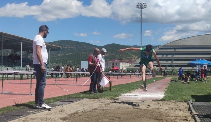 Bingöl’e 10 ilden gelen 200 sporcu atletizm pistinde ter döktü