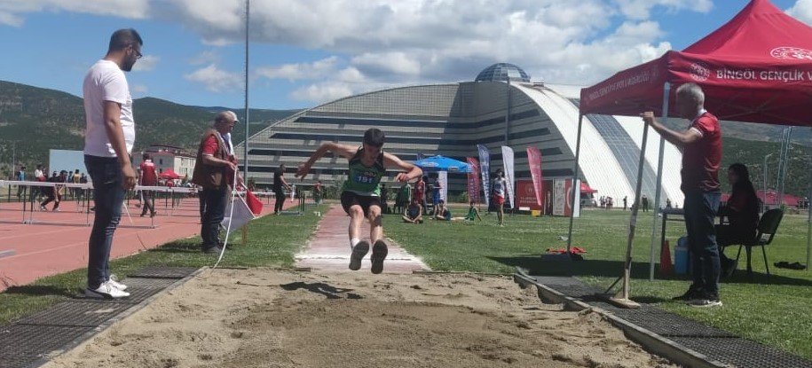 Bingöl’e 10 ilden gelen 200 sporcu atletizm pistinde ter döktü