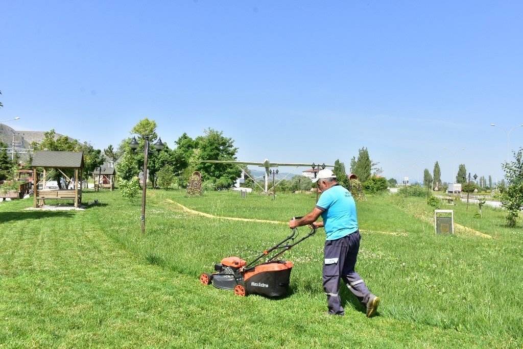 İnönü’de çevre temizlik çalışmaları tüm hızıyla devam ediyor