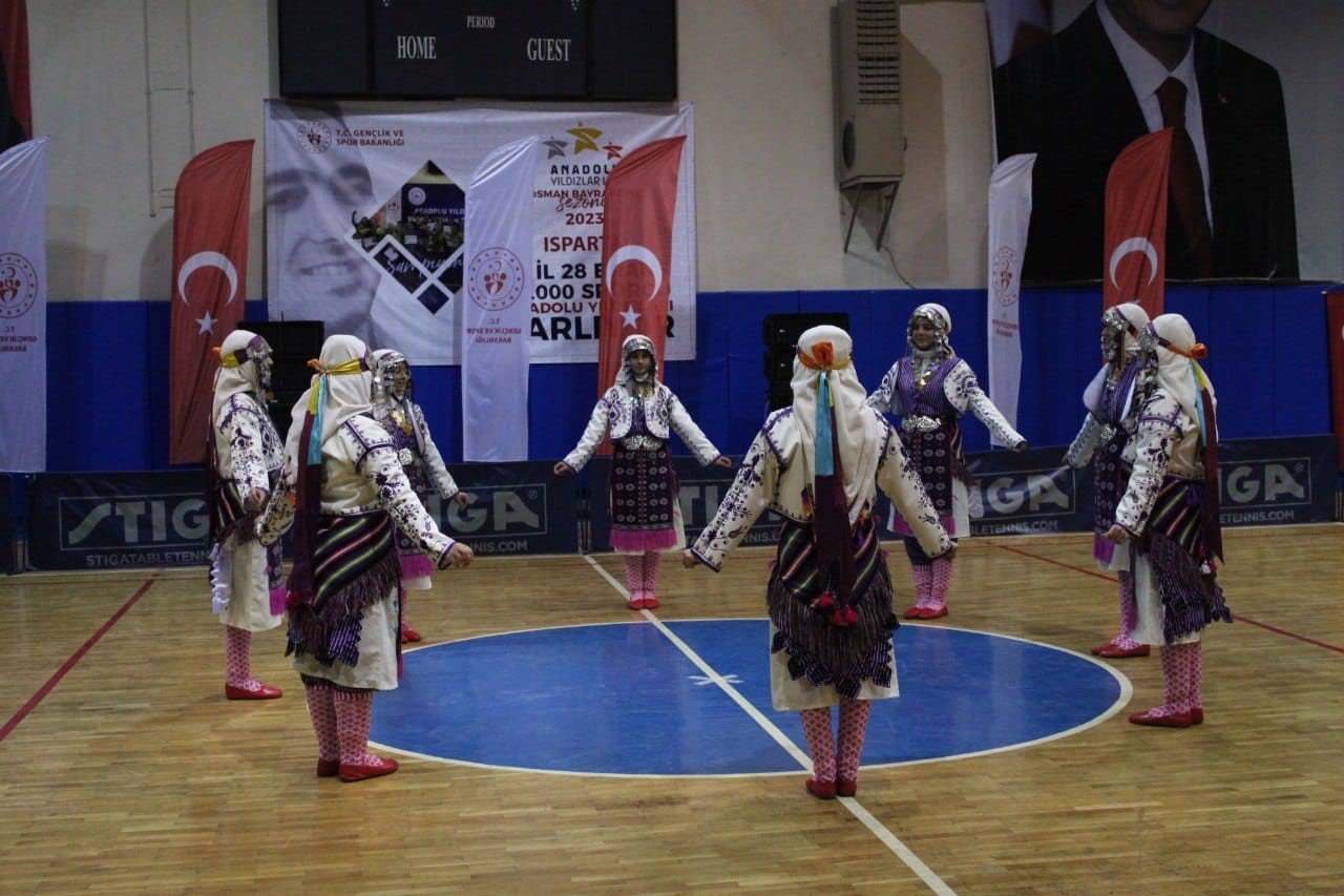 Halkoyunları yarışmasında Eğirdir’e iki birincilik