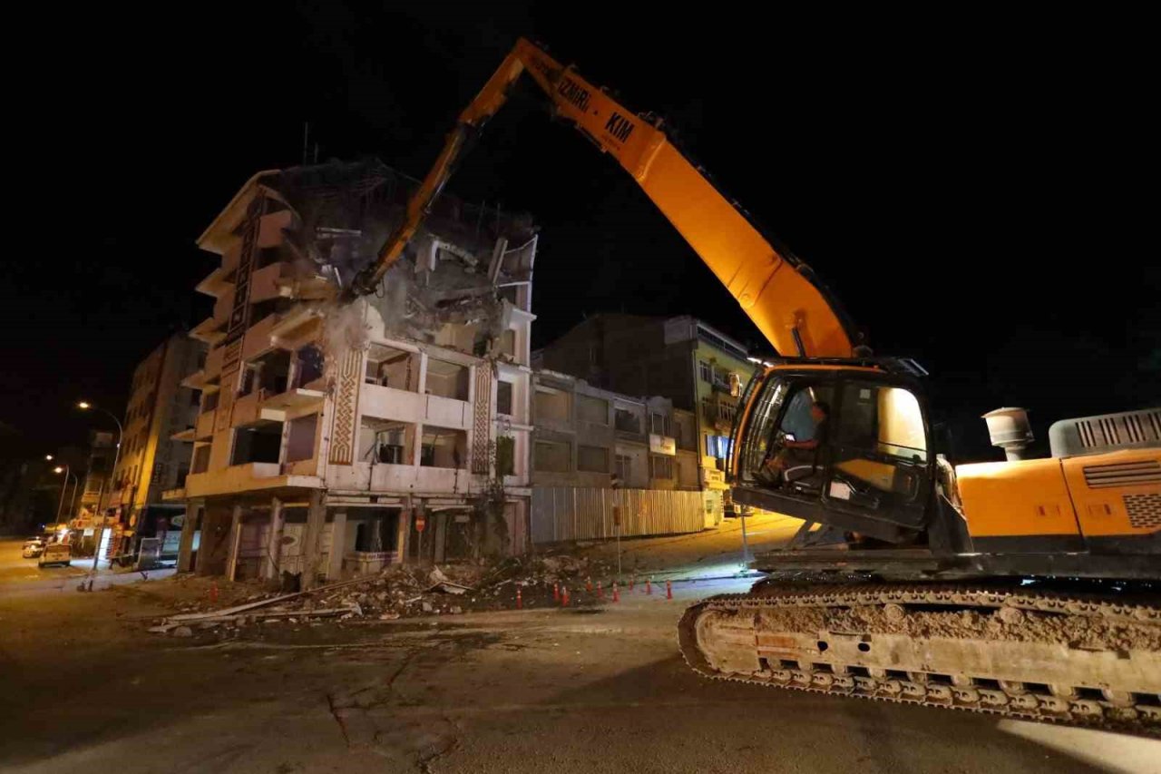 Aksaray’da risk teşkil eden yapılar yıkılıyor