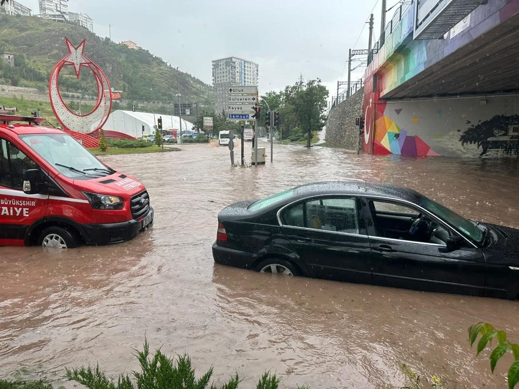 Başkentte 2 araç alt geçitte sular altında kaldı