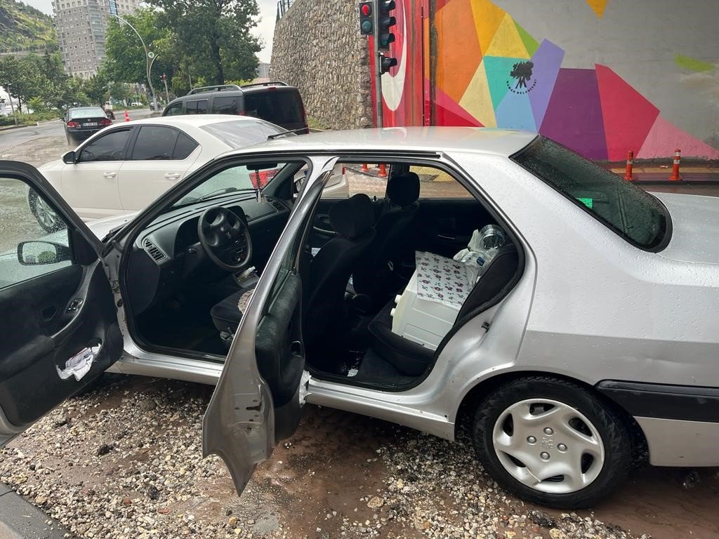 Başkentte 2 araç alt geçitte sular altında kaldı