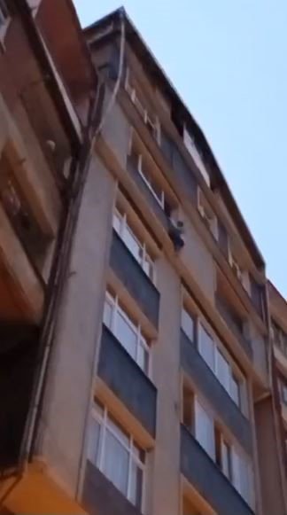 Epilepsi nöbeti balkonda çamaşır asarken yakaladı