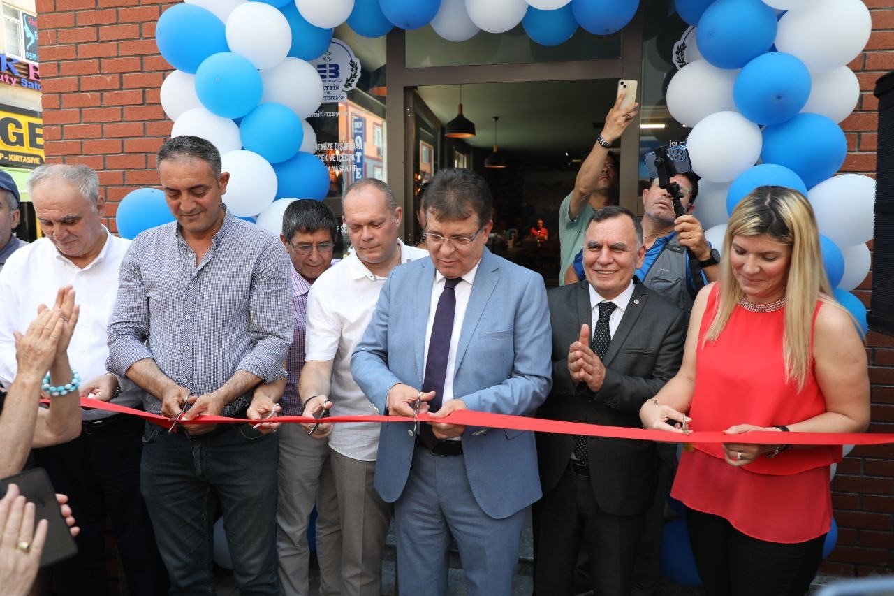 Kafe Senin, hizmete girdi