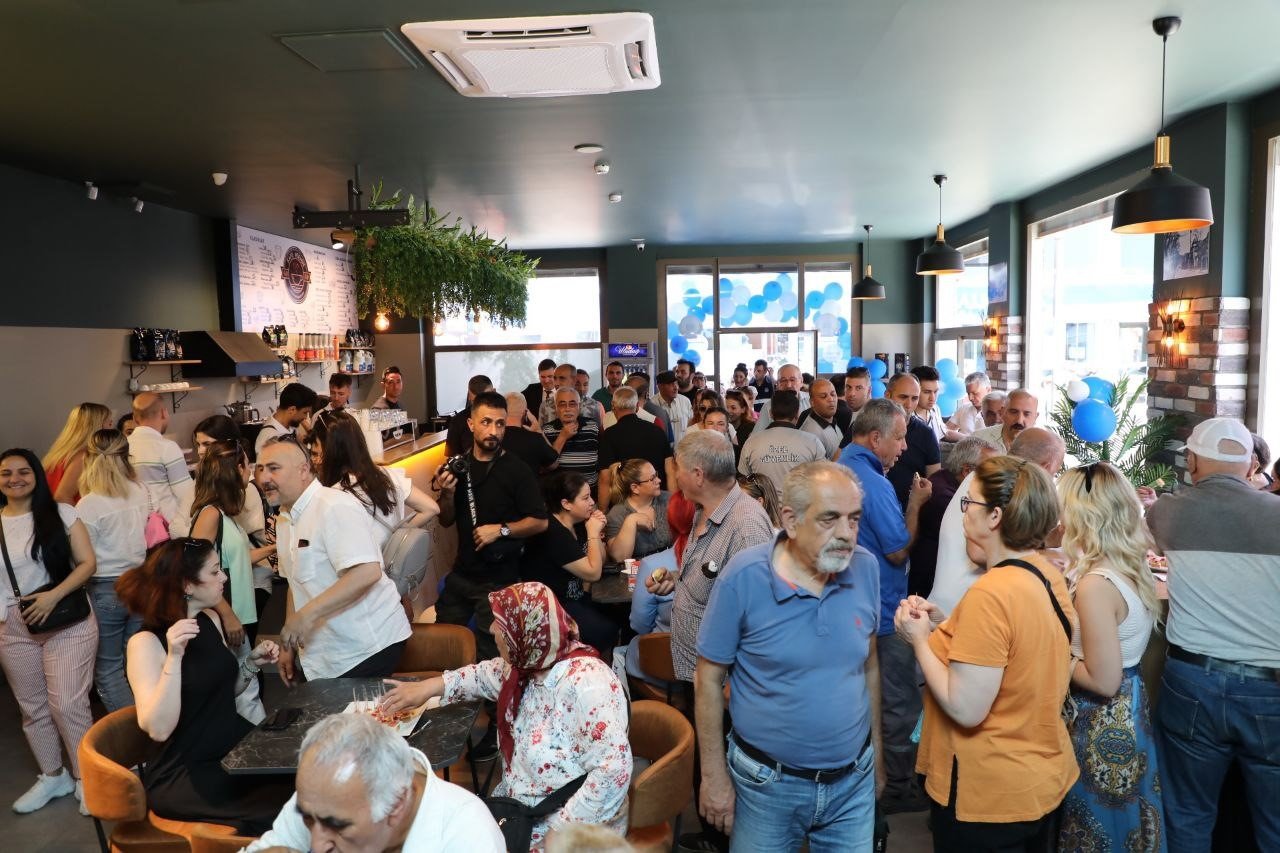 Kafe Senin, hizmete girdi