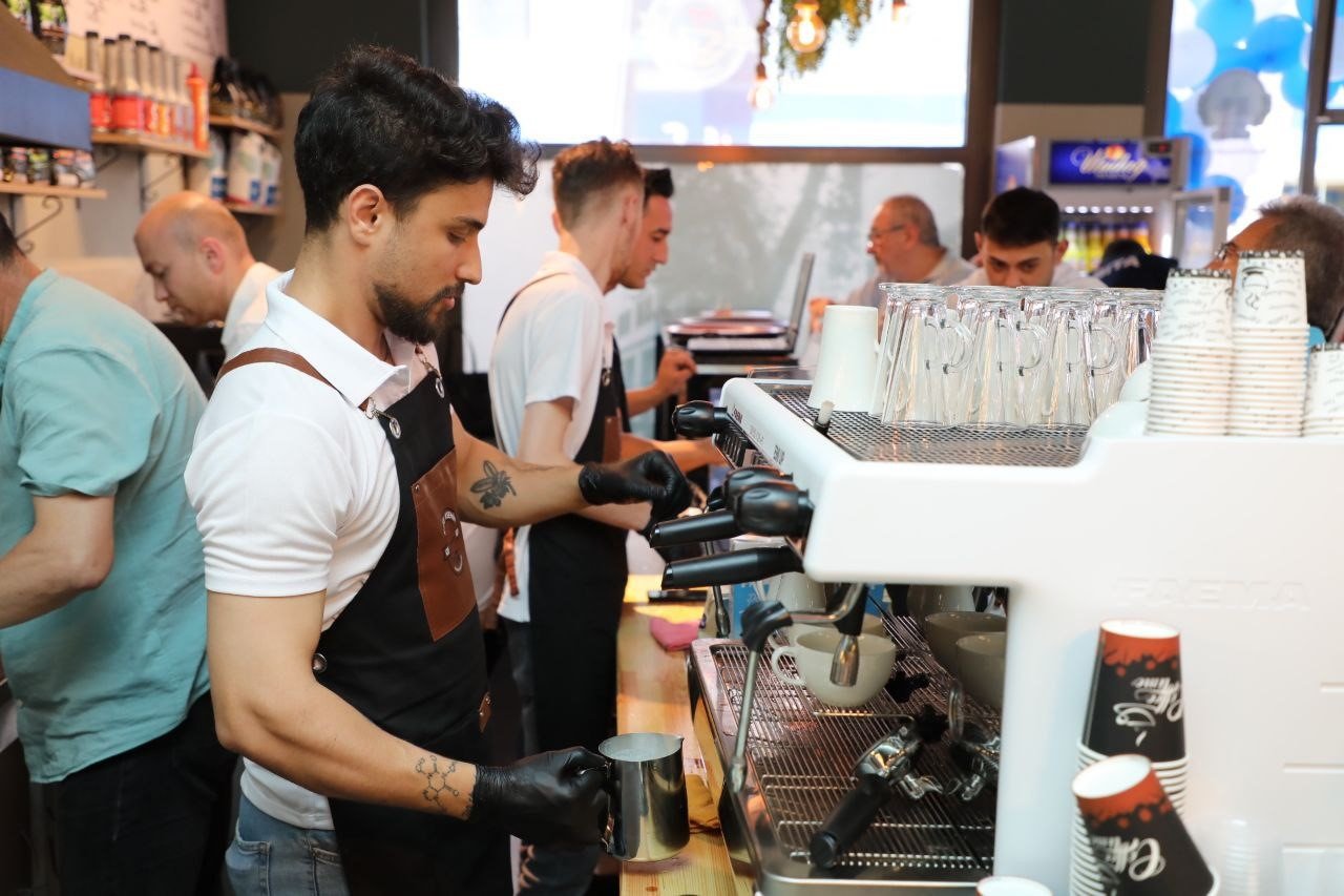 Kafe Senin, hizmete girdi