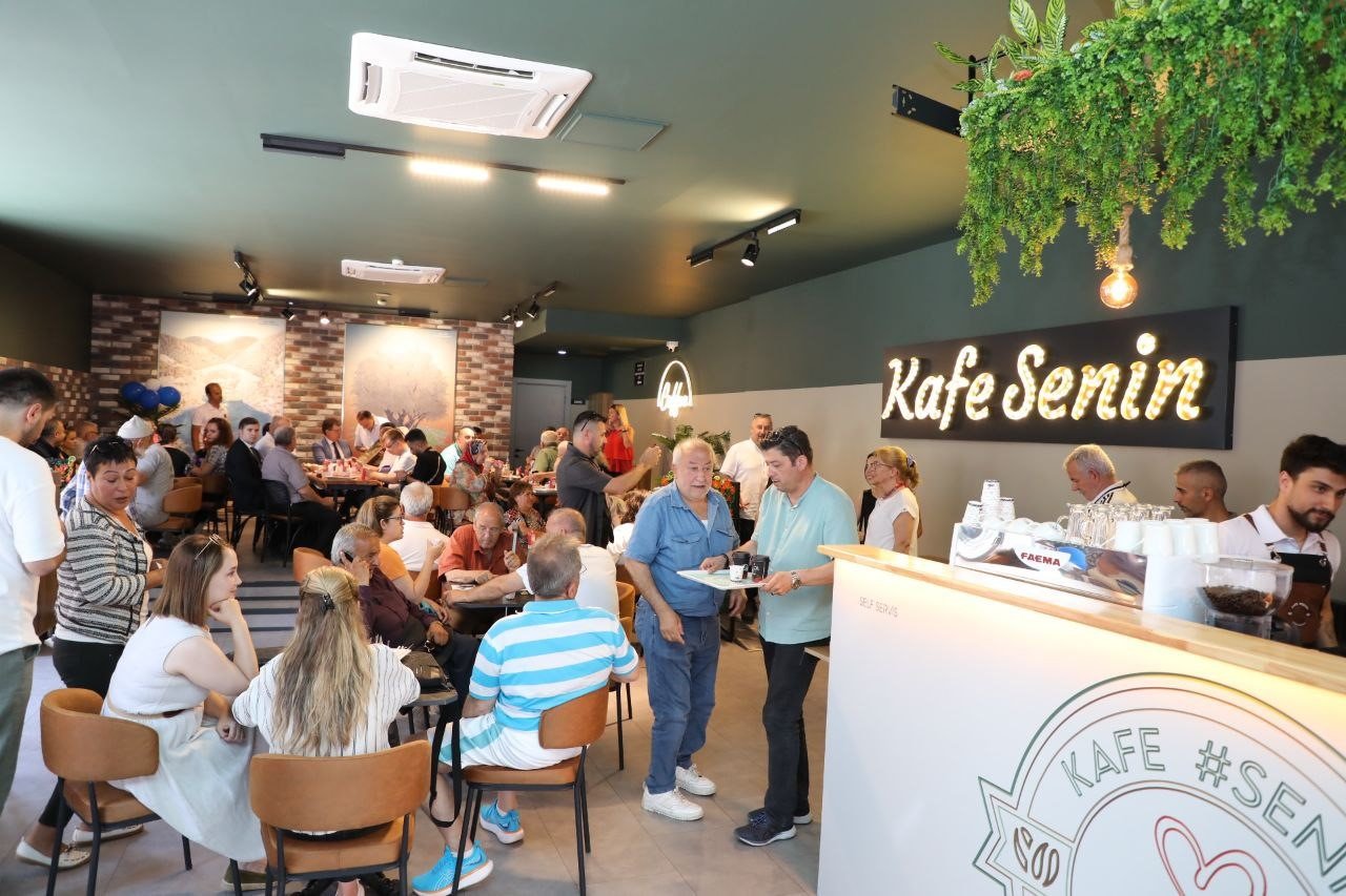 Kafe Senin, hizmete girdi