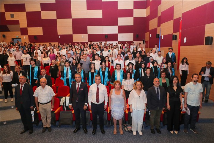 Üniversitelilerin mezuniyet sevinci