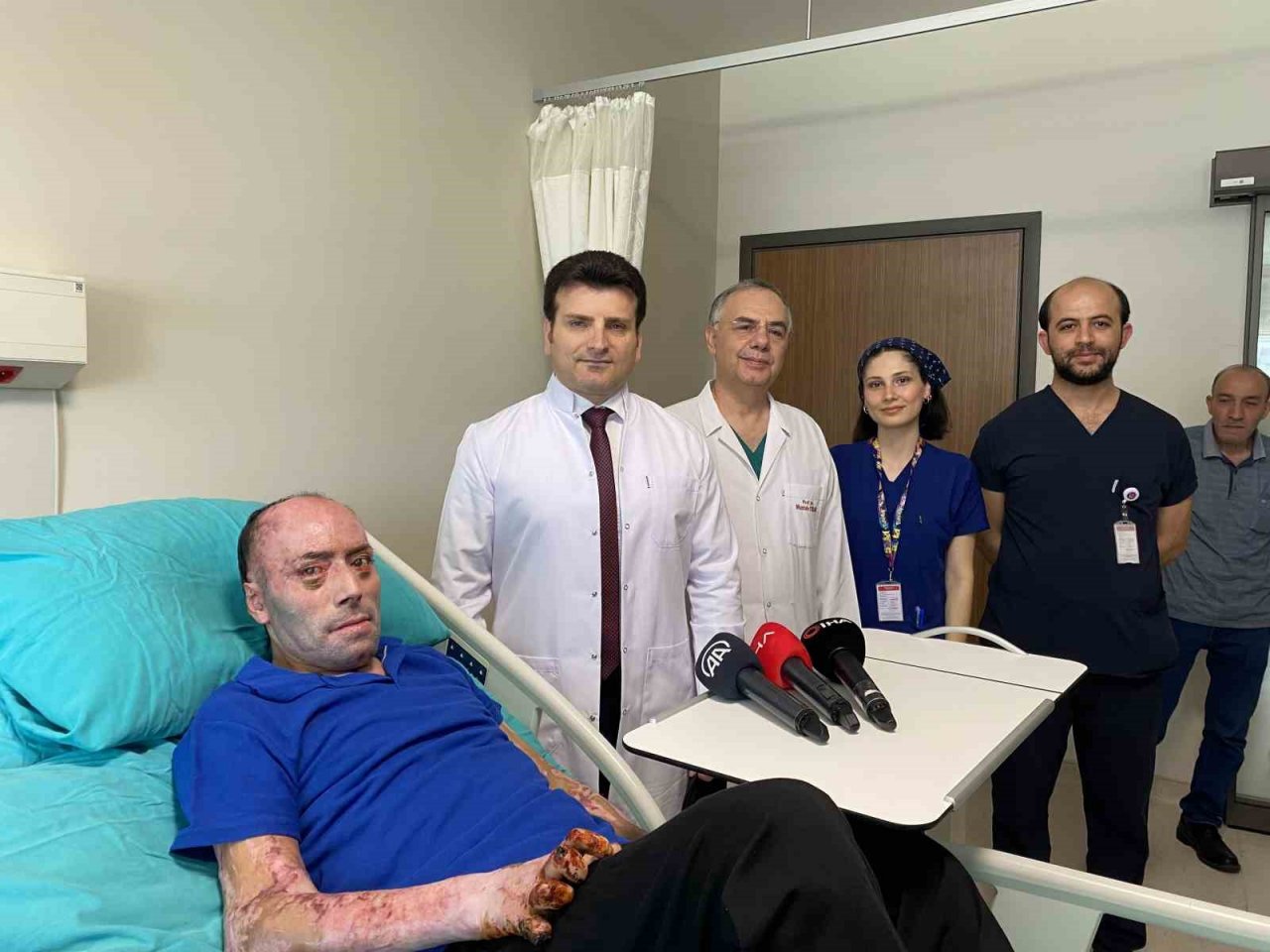 140 ameliyat geçiren 8 ayı aşkın süre hastanede kalan maden işçisi İzzet Ak taburcu edildi