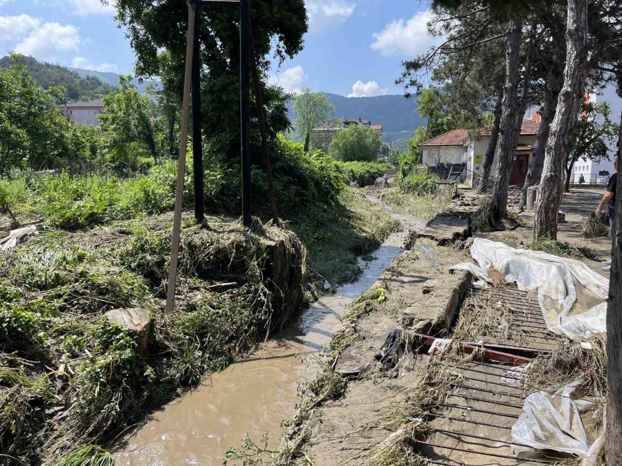 Selin vurduğu tarihi ilçe Amasra’da temizlik çalışmaları sürüyor
