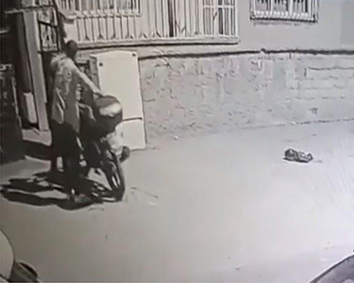 Yoldan geçerken bahçede gördükleri motosikleti çaldılar