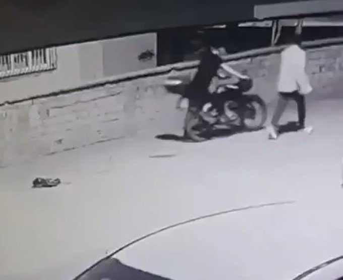 Yoldan geçerken bahçede gördükleri motosikleti çaldılar