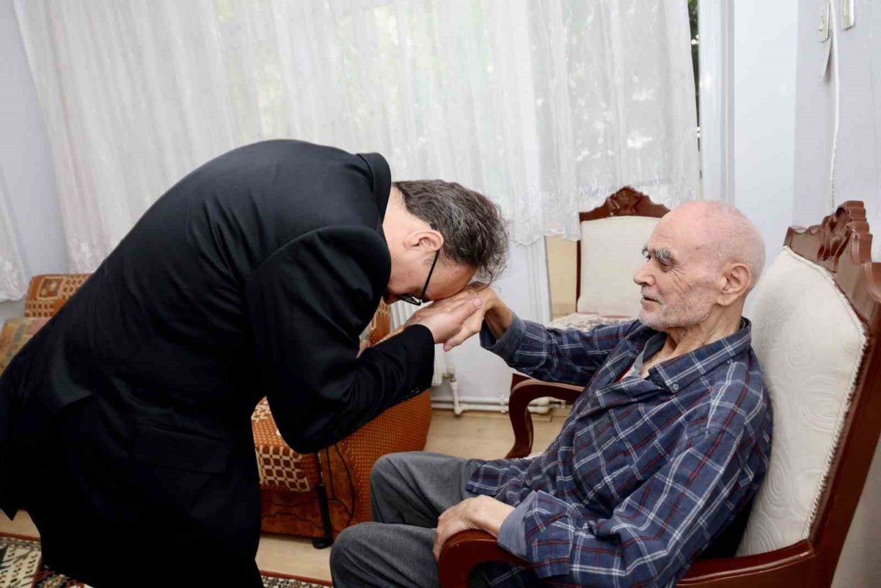 Vali Kızılkaya şehit ailesini yalnız bırakmadı